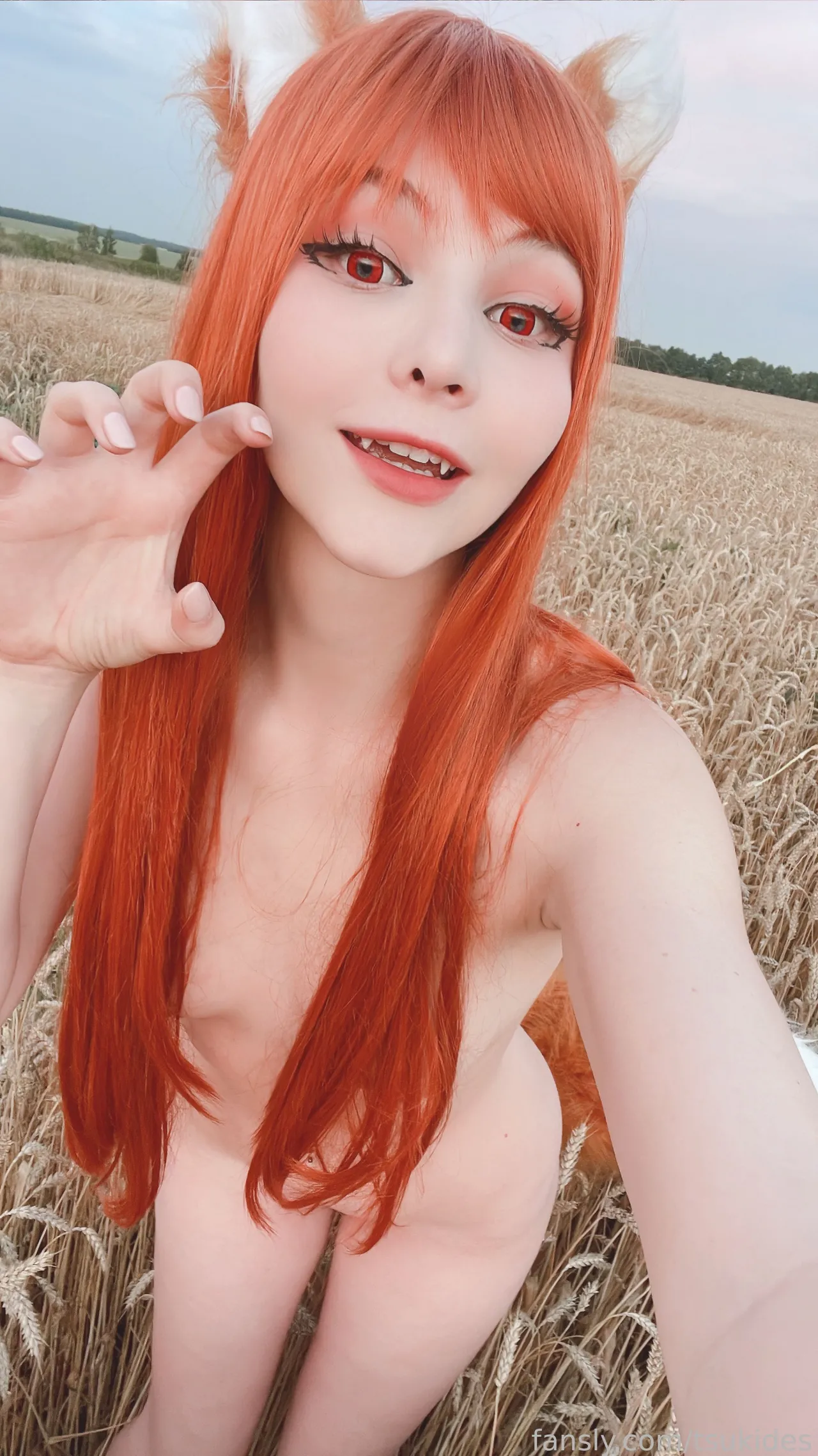 Tsuki Desu- Holo in a field-erohere9.webp